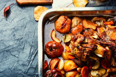 Domuz budu ya da bacağında pişmiş böğürtlen ve elmalı siyah bira.