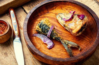 Tahta tabakta lezzetli uskumru balığı. Fırında balık.