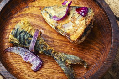 Tahta tabakta lezzetli uskumru balığı. Fırında balık.