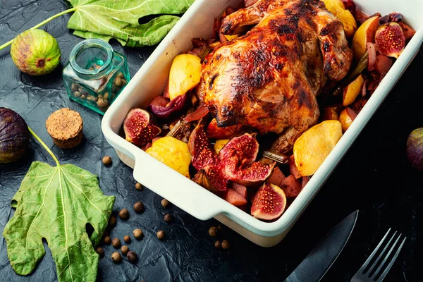 Appetizing Seluruh Ayam Hutan Dalam Baking Dish Ayam Panggang — Stok Foto
