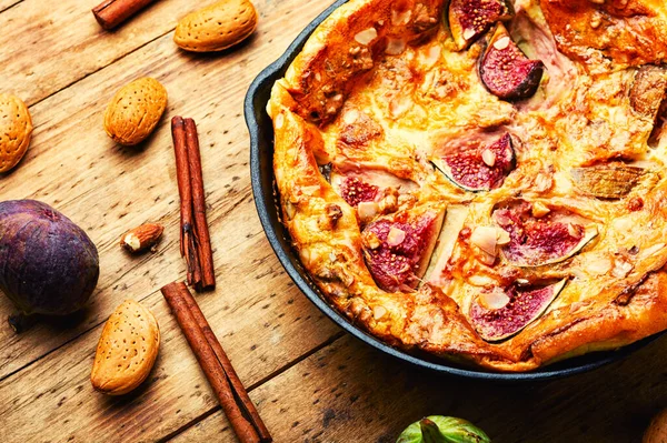 Läcker Omelett Med Fikon Och Mandel Hälsosam Frukost Träyta — Stockfoto