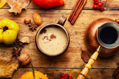 Balkabaklı latte ya da sonbahar arka planında kırsal ahşap yüzey üzerine kahve.