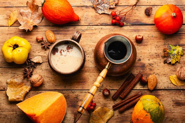 Kürbislatte Oder Kaffee Auf Herbstlichem Hintergrund — Stockfoto