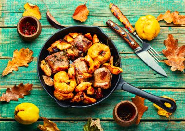 Demir külotlu ayva aromalı kavrulmuş et. Tavada lezzetli et.