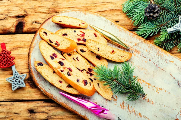 Frische Kekse Mit Getrockneten Preiselbeeren Cantuccini Weihnachtsessen Auf Holztisch — Stockfoto