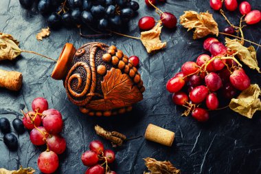 Bir kapta taze üzüm şarabı. Sonbahar üzümlü güzel şarap şişesi.