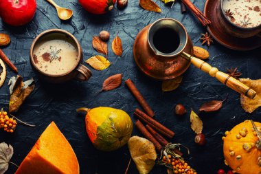 Balkabaklı latte ya da sonbahar arkaplanda kahve.