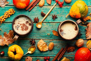 Balkabaklı latte ya da sonbahar arkaplanda kahve.