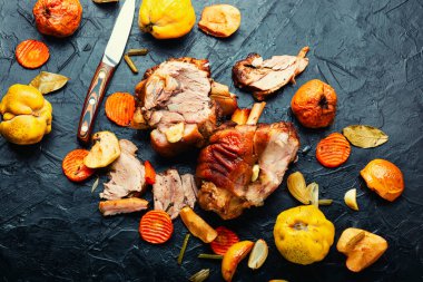 Ayva ve elmayla kızartılmış domuz budu.