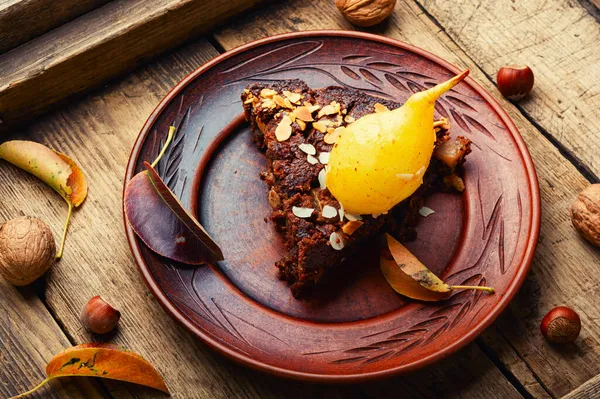 梨とアーモンドとパイ 田舎の木の背景に梨のケーキのピース — ストック写真