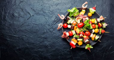 Açık büfe karides, jamon, meyve ve sebzeler. Bambu şiş üzerinde taze yaz meyveli atıştırmalıklar.