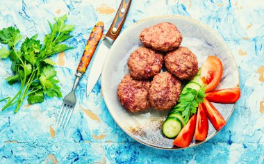 Buharlı pirzola, köfte ve dilimlenmiş sebze. Diyet kahvaltı.