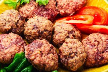 Lezzetli dana pirzolası. Buharda köfte ve dilimlenmiş sebze.