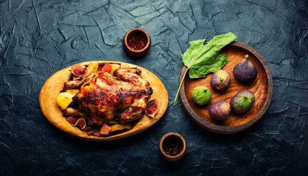 イチジクとロースト自家製鶏の肉 秋のレシピ — ストック写真