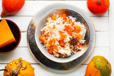 Kokulu ve sulu balkabaklı pilav. Sebze pilavı