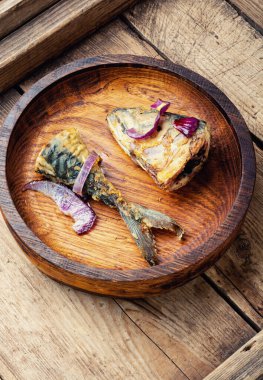 Tahta tabakta lezzetli uskumru balığı. Kızarmış balık.