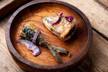 Tahta tabakta lezzetli uskumru balığı. Kızarmış balık.