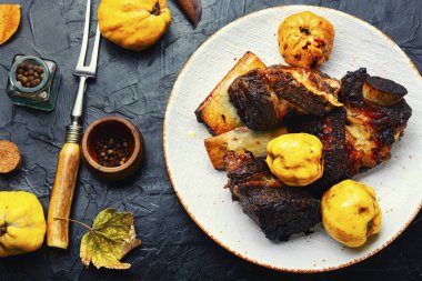 Sonbahar ayva pirzolası ile kızartılmış leziz sığır pirzolası..