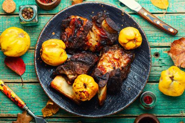 Sonbahar ayva pirzolasıyla kızartılmış iştah açıcı biftek..