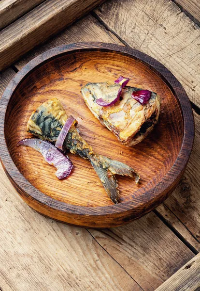 Tahta tabakta lezzetli uskumru balığı. Kızarmış balık.