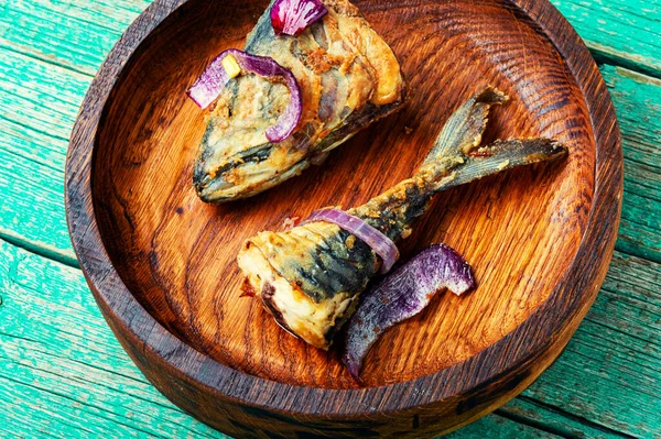 Tahta masadaki ahşap tabakta lezzetli uskumru balığı. Fırında balık.