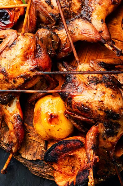 Lezzetli keklik ya da şişte ızgara bıldırcın. Barbekü eti.