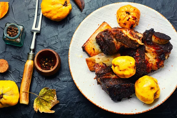 油腻的牛肉排骨和秋天的五节肉一起煎 — 图库照片
