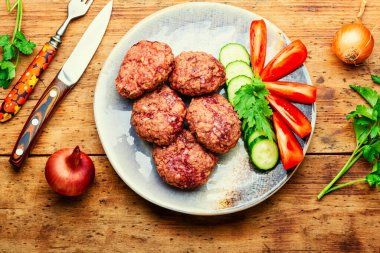 Buharlı pirzola ve dilimlenmiş sebze. Diyet rissole