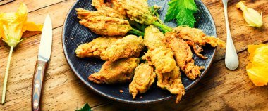 Peynir ve otla doldurulmuş kızarmış kabak çiçekleri. Uzun pankart.