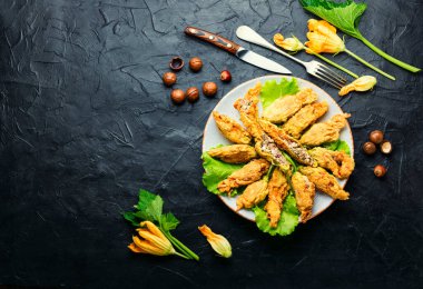Peynir ve bitkilerle doldurulmuş kızarmış kabak çiçekleri. Mesaj için yer var.