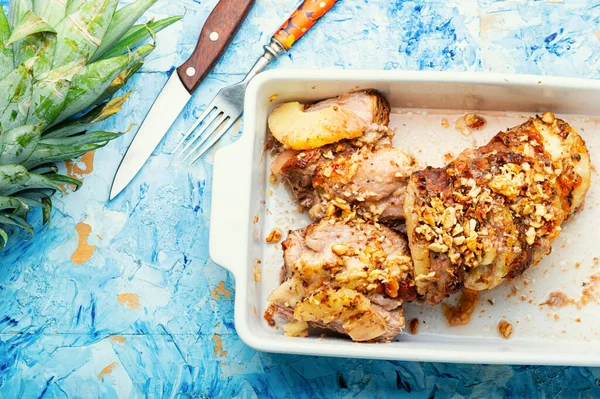 Schweinefleisch Mit Ananas Und Käse Gebacken — Stockfoto