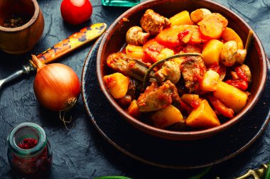 Mantarlı et yahnisi, kabak, domates ve patates. Kızarmış et.