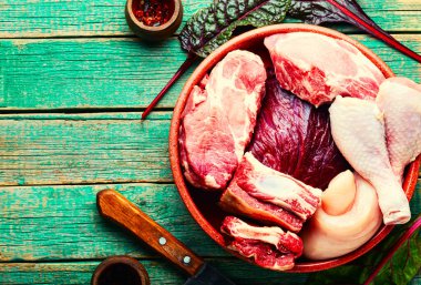 Taze çiğ et. Mutfak masasında sığır eti, domuz eti ve tavuk eti. Mesaj için yer var.