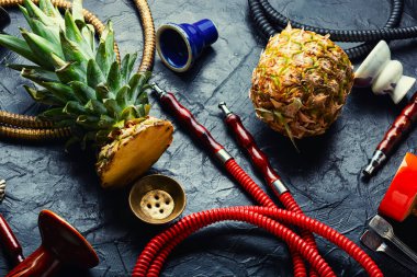 Ananas aromalı tütünle nargile içmek. Sigara içmek için modern nargile