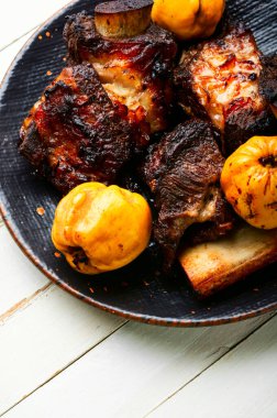 Sonbahar ayva pirzolası ile kızartılmış leziz sığır pirzolası..