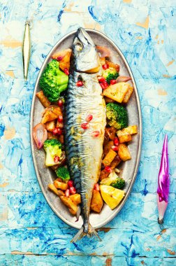 Ananaslı ve brokolili fırında uskumru balığı. Şenlikli yemek.