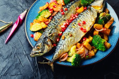 Ananaslı ve brokolili lezzetli uskumru balığı. Izgara balık.