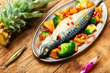 Masada ananaslı ve noel ağacı süslemeli fırında uskumru balığı.