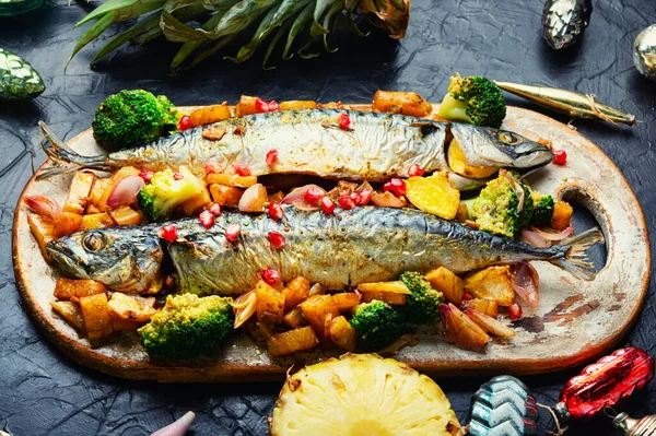 Noel masası için ananaslı kızarmış uskumru balığı..