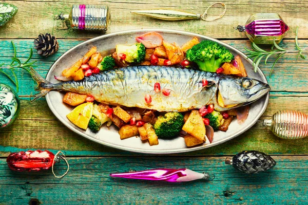 Noel masası için ananaslı kızarmış uskumru balığı..