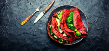 Arka planda sebzelerle doldurulmuş pancar pankekleri. Boşluğu kopyala