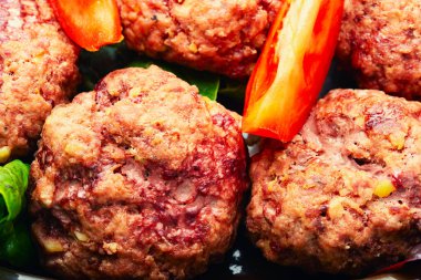 Lezzetli dana pirzolası. Buharlı pirzola ve dilimlenmiş sebze.