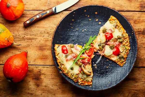 Pizza Med Salami Ost Tomat Pumpa Tunnbröd Höstrecept — Stockfoto