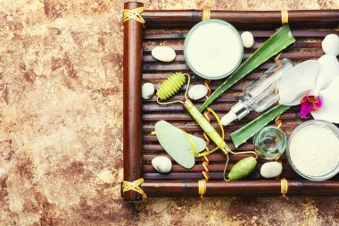 Kozmetik yüz kremi ve yüz kremi. Yüz için masaj kuvars silindiri