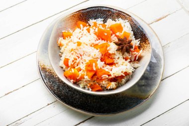 Kokulu ve sulu balkabaklı pilav. Sebze pilavı