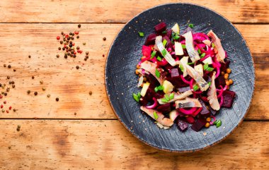 Ringa balıklı salata, pancar, soğan ve yeşil köylü.