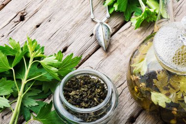 Şık bir cam çaydanlıkta demlenmiş bitki çayı. Frenk üzümü yaprağı çayı, bitki çayı..