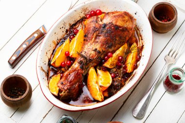 Portakal ve baharatla kızartılmış hindi budu.