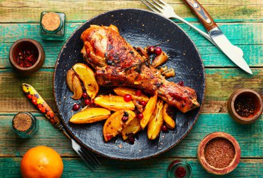 Portakal ve baharatla pişirilmiş iştah açıcı hindi budu.