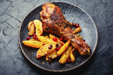 Portakalla pişirilmiş hindi eti. Lezzetli kızarmış hindi budu.